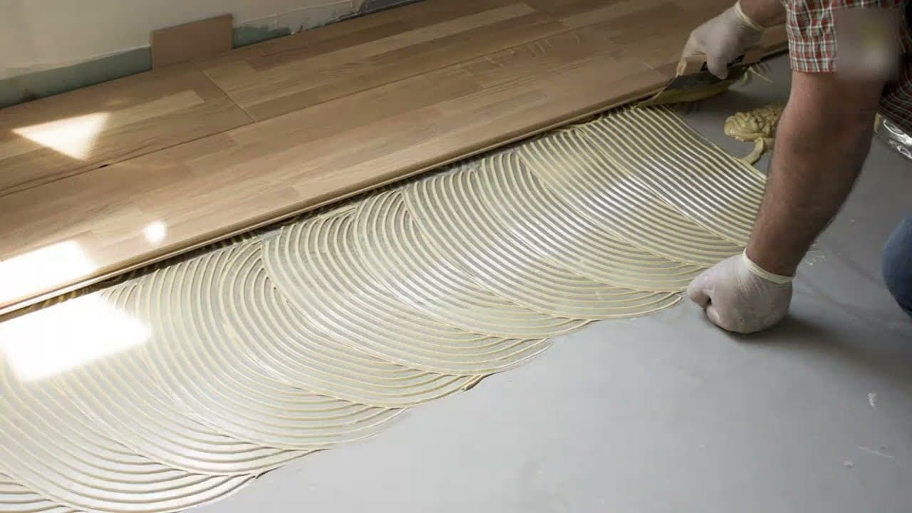 Miniature — Pose d'un parquet colle DESCHAUMES