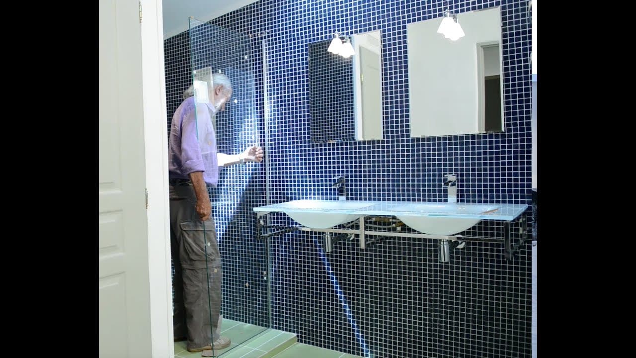 Miniature — Poser une paroi de douche fixe - Tuto brico avec Robert pour le montage d'une paroi de douche fixe
