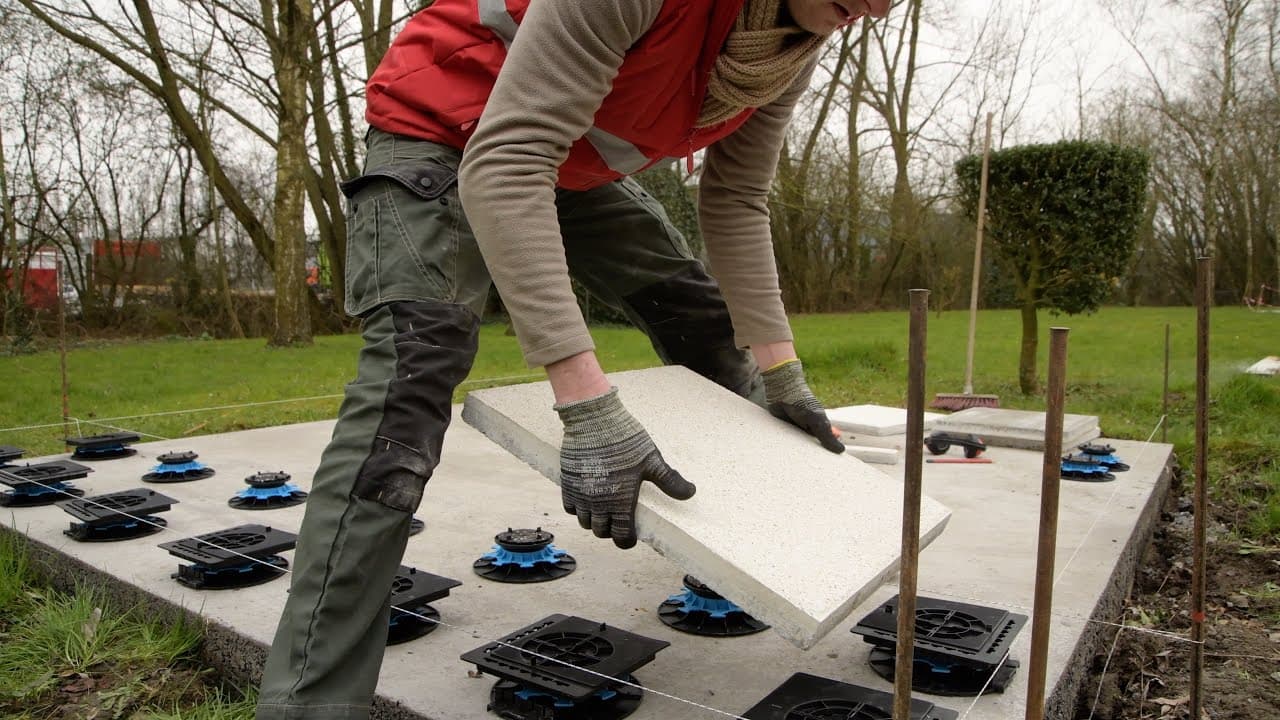 Miniature — Tuto Alkern n°2 : Comment réussir la pose de dalles béton sur plots ?
